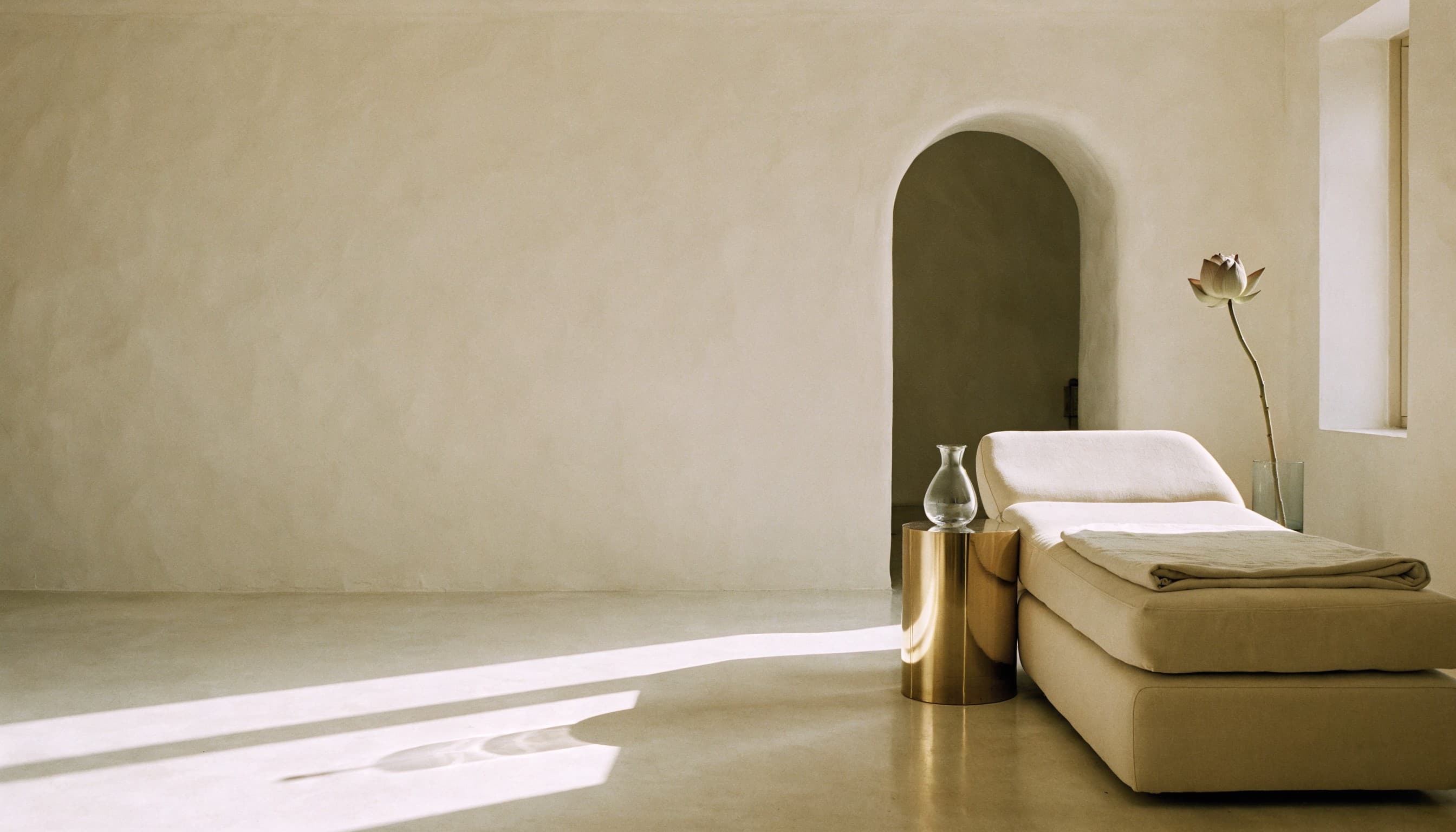 A calm treatment space in warm daylight